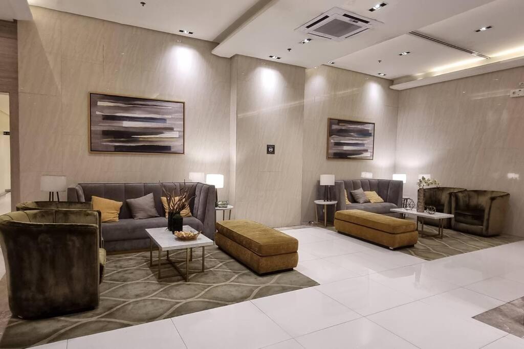 Ms Familyroom-300mbps-netflix-naiat3-resortword-savoy Apartment Manila